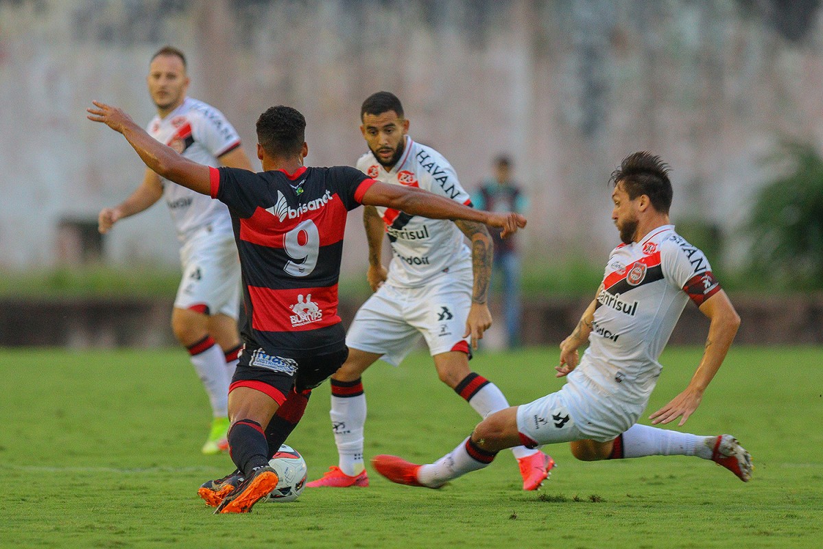 Brasil perde a primeira G E Brasil Balançou F C